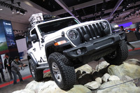 2017年12月にデビューした、新型「ジープ・ラングラー」。ジープブランドは日本においては、1990年代にホンダ系ディーラーで「チェロキー」の販売が強化されたのをきっかけに、一気に人気が高まった。その後は、クライスラーと三菱、クライスラーとダイムラーなど、さまざまな資本提携に巻き込まれる中で、商品として低迷する時期も見られた。
	 