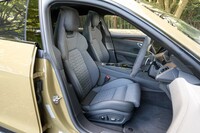 スポーツシートの表皮はカスケードクロス（「レザーフリーパッケージ」非装着の場合はパーシャルレザー）。着座位置は極めて低い。