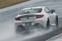 袖ヶ浦フォレスト・レースウェイのコースを走る「GR 86」のプロトタイプ。新旧のパワーやボディー剛性の違いは、走り出しから体感することができる。