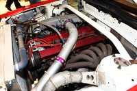 エンジンは専用チューニングが施された2リッター直6 DOHCの「R20DET-R」。400ps/7200rpmの最高出力と412Nm/6000rpmの最大トルクを発生した。