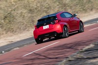 サスペンションはフロントがストラット式でリアがマルチリンク式。「RZ“ハイパフォーマンス”」にはサーキットを攻め込むことを念頭に置いた、限界域での速さとコントロール性を重視したセッティングが施される。