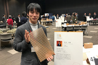 株式会社 土佐組子 代表取締役の岩本大輔さん。手に持っているパネルは世界初の新しい試みとのこと。