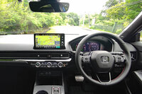 「シビックe：HEV」のインストゥルメントパネルまわり。外観と同様に水平基調のすっきりしたデザインになった。使われている素材の質感も、先代より大幅に向上している。