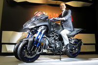 ヤマハの日高祥博社長と「ナイケン」。