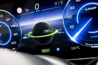 残りの航続可能距離はメーターパネルにグラフィカルに表示される。標準的な走りをした場合に加えて、MAXとMINも分かるのが便利だ。