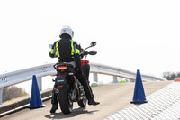 ACCやBSDのほかにも、快適性や利便性を高める装備が多数採用された「ムルティストラーダV4」。坂道などでの停車や、登坂発進などに重宝する、ブレーキホールド機能も搭載される。