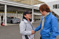 「GT-R」や「フェアレディZ」などの開発に携わってきた日産のテストドライバー・加藤博義氏と筆者。加藤氏は2003年に厚生労働省管轄の“現代の名工”に選出されている。（写真＝池之平昌信）