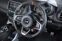 ステアリングホイールは左右がレザー巻き、上下がディナミカ巻きというデザイン。12時の位置にはオレンジのセンターマークが配される。