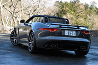 「FタイプSVR」の動力性能は、0-100km/h加速が3.7秒、最高速がクーペで322km/h、コンバーチブルで314km/hと公称されている。