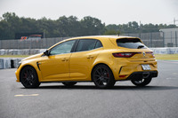 今回の試乗は茨城・筑波サーキットの「コース2000」で実施。試乗車の1台には、純正アクセサリーの伊OZ製アルミホイールが装備されていた。