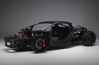 「レヴエルト」のモノコックボディーと前後サブフレームの総重量は「アヴェンタドール」比で10％軽量。ねじり剛性は25％アップしたという。