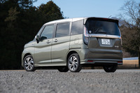 外装では、専用デザインのバッジやホイールの色に加え、バックドアサイドスポイラーの装備もHEVモデルの特徴。さらに標準車では、グリルやフォグランプガーニッシュ、バックドアガーニッシュがブラックとなり、「バンディット」ではアウタードアハンドルがメッキ仕様となる。