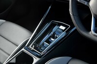 イグニッションボタンやシフトセレクター、パーキングブレーキのスイッチなどは、センターコンソールに配置。シフトセレクターで選べるのは「R」「N」「D／S」のシフトポジションのみで、手動変速時の操作はシフトパドルで行う。