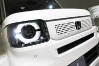 フロントまわりでは丸穴デザインのグリルや、人の目をモチーフにしたという丸型のヘッドライトリングが目を引く。