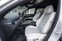 最新型「マツダCX-8」の前席。今回は足まわりの特性も見直し、快適性とコントロール性を向上。乗員が疲れにくく酔いにくい、フラットで穏やかな乗り心地を実現したという。