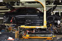 製造ラインで、燃料タンク付きのバッテリーユニットを「MX-30ロータリーEV」に組み合わせる様子。バッテリーユニットは、車体下部からボディーにインサートされる。