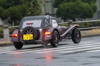 車重はカタログ記載の乾燥重量で440kg、車検証の記載値でも480kgと超軽量。前後重量配分は48：52で、リアのほうがやや重い。オプションでLSDも用意される。