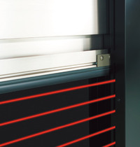 レールに内蔵された多光軸センサー（画像内赤いラインのイメージ）が障害物を感知すると、もしもの場合でもシャッターが自動停止する。