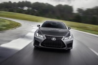 クローズドコースを走る「RC F“パフォーマンスパッケージ”」。停止j状態から60マイル（約96km/h）までの加速タイムは4秒以下と公表される。