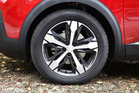 悪路走破性が高められた「GT BlueHDi」は、M＋S（マッド＆スノー）タイヤを履く。