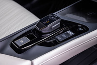 ブリッジ形状のセンターコンソール上にシフトセレクターやパーキングブレーキ、ドライブモード切り替えスイッチなどが並ぶのは従来型と同じ。オプションの9インチディスプレイ装着車にはワイヤレス充電器が備わる。