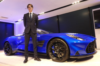 「ヴァンキッシュ ヴォランテ」とアストンマーティンのヘッド・オブ・Q・スペシャルプロジェクトセールスを務めるサム・ベネッツ氏。