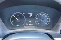 メーターパネルは右の速度計が針式で、左のパワーメーターの部分が液晶表示式。