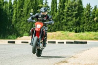 スーパーモトモードではABSが解除され、ドリフト走行やフロントのリフトアップが容易にできるようになる。