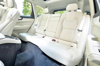 リアシートは60：40の分割可倒式。「インスクリプション」ではシートヒーター機能も標準で備わる。座面下部にはタブレット端末などが収納できるスリットが設けられている。