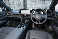 内装の基本的なつくりは「クロスオーバー」と変わらない。この試乗車の内装色は黒だったが、レッド（PHEV専用色）かサンドブラウンを選ぶと運転席と助手席がアシンメトリーなコーディネートになる。