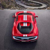 あのフェラーリですら、プラグインハイブリッドモデルを出す時代。とはいえ、その最新型たる「296GTS」に透明のフードを採用してエンジン本体を見せるあたり、内燃機関に対する強いこだわりが感じられる。