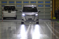 試走会では屋内氷盤試験場を使った氷上ブレーキ性能の比較も行われた。