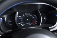 メーターパネルは液晶表示タイプを採用する。センターのエンジン回転計の部分は、走行モードに応じてカラーリングが変化する。