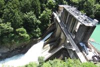 写真のストックが尽きたので、皆さまに涼を届けるべく白丸ダムに行ったときの写真でも。水位が上がっていたのか、ちょうど放水のタイミングでした。