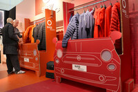 その館内。ユニセックス、レディス、キッズに分けて紹介されていた。参考までに、段ボールを活用した什器（じゅうき）は、環境保護意識が高まるなかでのトレンドである。