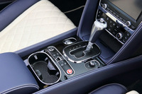 トランスミッションは8段AT。上部にローレット加工が施された「スポーツギアレバー」（写真右側）は、セットオプション「Mullinerドライビングスペック」の一部として用意される。