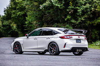 ホンダアクセスが開発した「テールゲートスポイラー」や「ドアミラーカバー」などのアクセサリーパーツが装着された「シビック タイプR」。