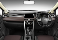 チルトとテレスコピックの調整が可能なステアリングホイールやクルーズコントロールなどを装備。