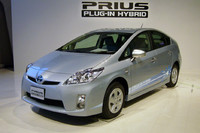 コンセントで充電可能！ 「プリウス プラグインハイブリッド」発進