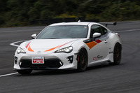 TRDの持ち込んだ2016年型「トヨタ86」。各種空力パーツやサスペンションキットに加え、ボディーや足まわりを補強する試作のアイテム「Re：Evolution Package」が装着されていた。