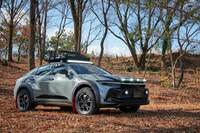 2023年1月の東京オートサロンと併催された東京アウトドアショーで初披露された「クラウン クロスオーバー アウトドアコンセプト」。コンセプトカーとあって、今回市販版される「RS“ランドスケープ”」よりも太いタイヤやワイルドな仕立てのオーバーフェンダー、大型のLEDフォグランプなどが採用されている。