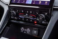 エアコンの操作パネルはスイッチとダイヤルを組み合わせたわかりやすいデザインと配置になっている。その下には小物の収納スペースとタイプAが2口、タイプCが2口の計4つのUSBポートが用意される。