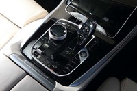 トランスミッションは8段のトルコン式AT。最新のBMW車ではおなじみのクリスタルガラス製シフトレバーを装備する。