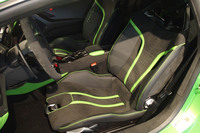 高さ調整可能な新デザインのスポーツシートが標準で装備される。表皮は写真のアルカンターラのほか、本革なども選択できる。