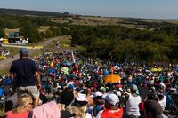 「パンツァープラッテ」では2つのステージが、時間差をつけてほぼ同時進行で行われる。取材する側はアタマが混乱します。