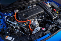 2リッター直4エンジンを新開発して搭載。最大熱効率41％をうたう。