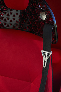 シートのバックレストの上部には、組子細工を思わせる装飾が付く。