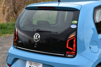 リアコンビランプのデザインは、大きな変更点のひとつ。赤と黒を対比させたカラーリングは、どこかステンドグラスを思わせる。