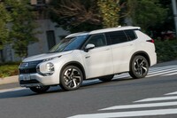 駆動用モーターの最高出力はフロントが116PSでリアが136PS。充電した電気やエンジンが発電した電気、回生で発生した電気などによって、ほとんどの状況でモーター駆動となるのが特徴だ。