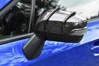 2本のフィンが施された意匠が特徴的な、ドライカーボン製エアロドアミラーカバー。ミラーまわりの空気をフィンに沿って上に流すことで、フロントリフトを4％低減させている。